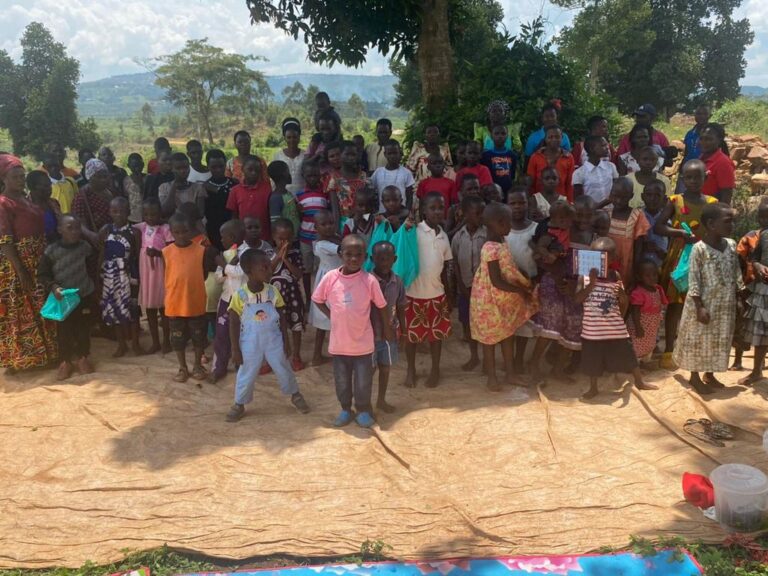 Kinderen krijgen schoolspullen Lukumbi
